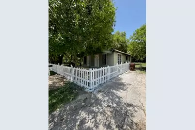 111 White Oak Street, Lockhart, TX 78644 - Photo 2