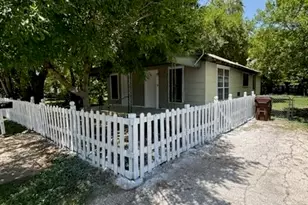 111 White Oak St, Lockhart, TX 78644 - Photo 2