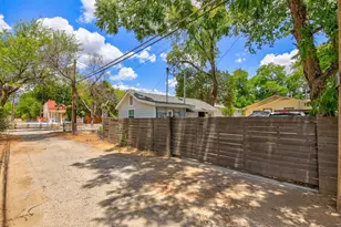 1105 E 3rd St, Austin, TX 78702 - Photo 34