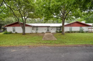 204 Maynard St, Bastrop, TX 78602 - Photo 2