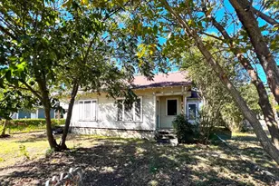 525 Washburn St, Taylor, TX 76574 - Photo 2