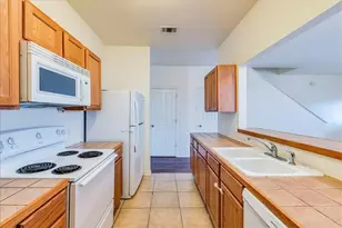 126 Sandstone Dr, Jarrell, TX 76537 - Photo 10