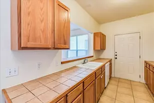 126 Sandstone Dr, Jarrell, TX 76537 - Photo 8