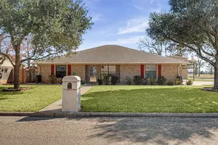 1601 Sunset Cir, Cameron, TX 76520 - Photo 2