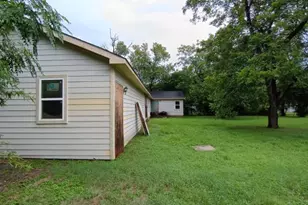 112 W Ila St, Elgin, TX 78621 - Photo 16