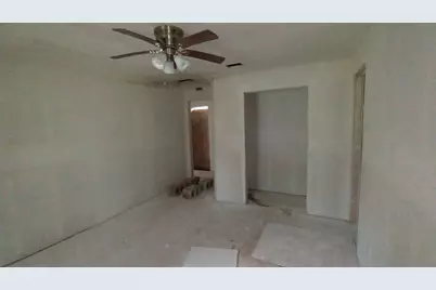 112 W Ila Street, Elgin, TX 78621 - Photo 10