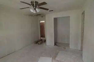 112 W Ila St, Elgin, TX 78621 - Photo 10