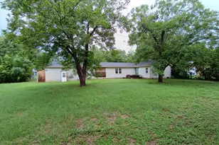 112 W Ila St, Elgin, TX 78621 - Photo 2