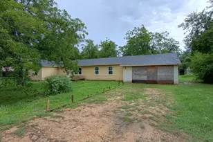 112 W Ila St, Elgin, TX 78621 - Photo 4