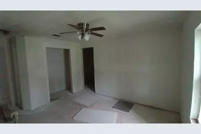 112 W Ila Street, Elgin, TX 78621 - Photo 6