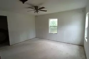 112 W Ila St, Elgin, TX 78621 - Photo 8