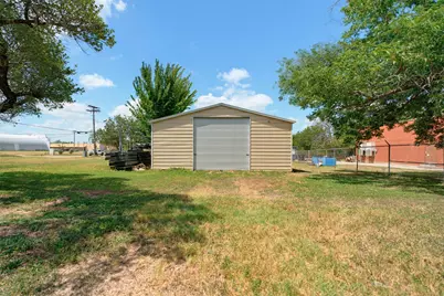127 E Davilla Avenue, Rockdale, TX 76567 - Photo 2