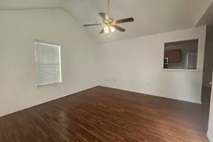 606 Trinity St, Lockhart, TX 78644 - Photo 4