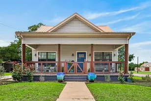 217 N Walnut Ave N, Luling, TX 78648 - Photo 2