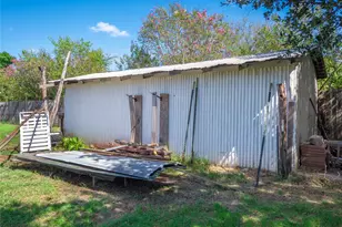 906 E Brown St, Llano, TX 78643 - Photo 24