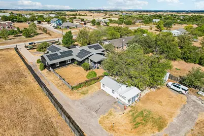 140 Family Circle, Hutto, TX 78634 - Photo 34