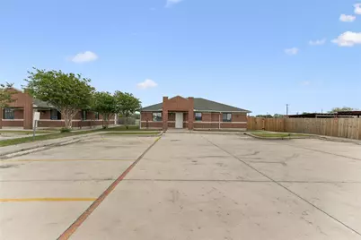 1020 S Guadalupe Street, Lockhart, TX 78644 - Photo 4