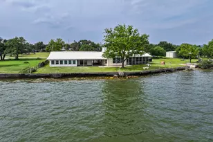 736 W Lakecrest Dr, Bluffton, TX 78607 - Photo 2