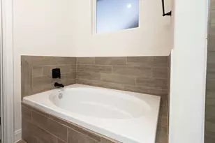 129 Callie St, Smithville, TX 78957 - Photo 8