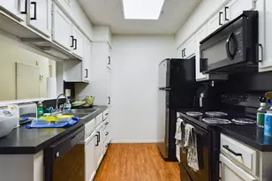 908 Poplar St, Austin, TX 78705 - Photo 4