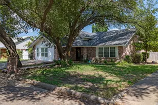 704 E 16th St, Cameron, TX 76520 - Photo 2