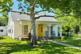 706 W 11th St, Taylor, TX 76574 - Photo 2