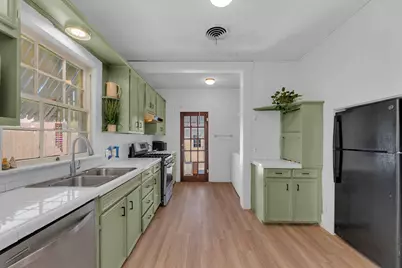 706 W 11th Street, Taylor, TX 76574 - Photo 16