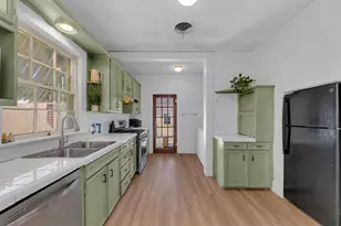 706 W 11th St, Taylor, TX 76574 - Photo 16