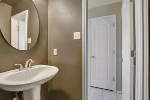 526 W Metcalfe St, Hutto, TX 78634 - Photo 8