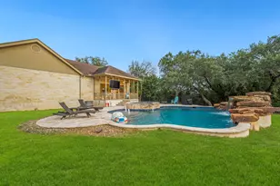 810 Bluff Ridge Ct, New Braunfels, TX 78132 - Photo 6