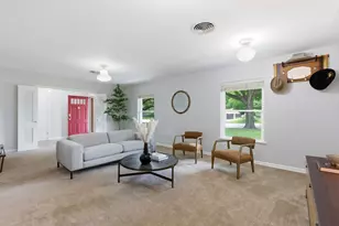 1215 W Live Oak St, Lockhart, TX 78644 - Photo 4
