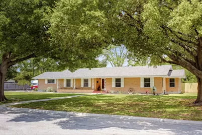 1215 W Live Oak Street, Lockhart, TX 78644 - Photo 2