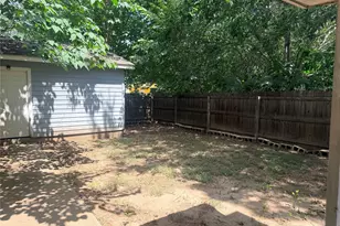 306 Anderson St, Smithville, TX 78957 - Photo 18