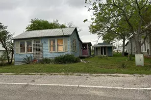 211 205 206 E Thigpen St, Carmine, TX 78932 - Photo 4