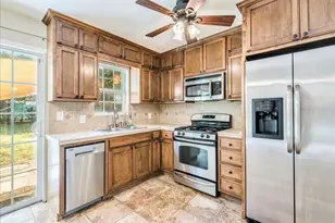 609 Cottonwood St, Lockhart, TX 78644 - Photo 2