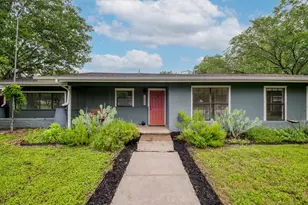 1233 Orange St, Lockhart, TX 78644 - Photo 2