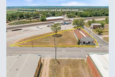 413 W Batte Street, Cameron, TX 76520 - Photo 2