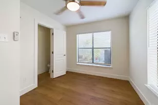 711 W 32nd St, Austin, TX 78705 - Photo 16