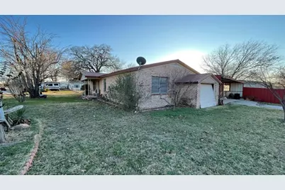 909 Fannin Street, Nocona, TX 76255 - Photo 2