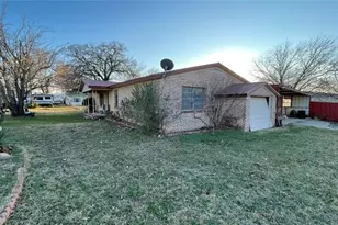 909 Fannin St, Nocona, TX 76255 - Photo 2