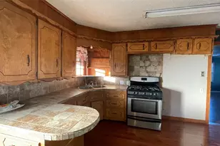 909 Fannin St, Nocona, TX 76255 - Photo 8