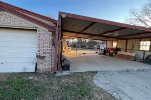 909 Fannin St, Nocona, TX 76255 - Photo 4