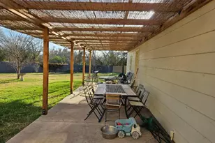 710 N Avenue C, Elgin, TX 78621 - Photo 28