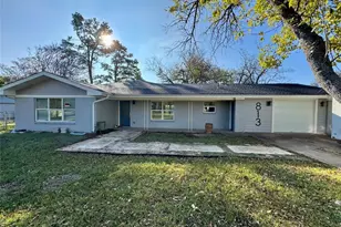 813 Central Ave, Elgin, TX 78621 - Photo 2