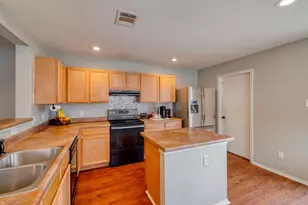 4302 King's Canyon Dr, Taylor, TX 76574 - Photo 10