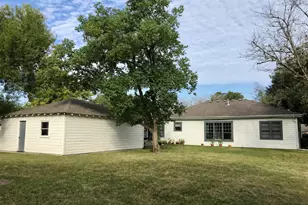 940 Plum St, Lockhart, TX 78644 - Photo 2