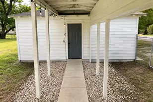 940 Plum St, Lockhart, TX 78644 - Photo 4