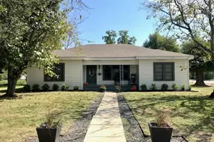 940 Plum St, Lockhart, TX 78644 - Photo 1
