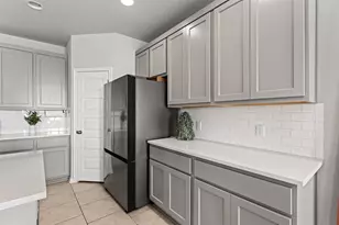 105 Kellys Heroes Wy, Jarrell, TX 76537 - Photo 14