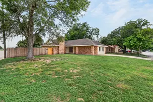 833 Ross Cir, Lockhart, TX 78644 - Photo 1